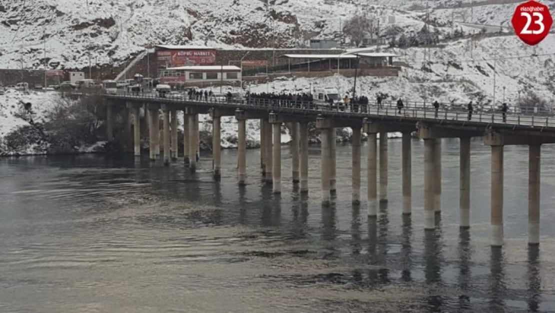 Köprü ayağına çarpan tekne battı:1 kayıp