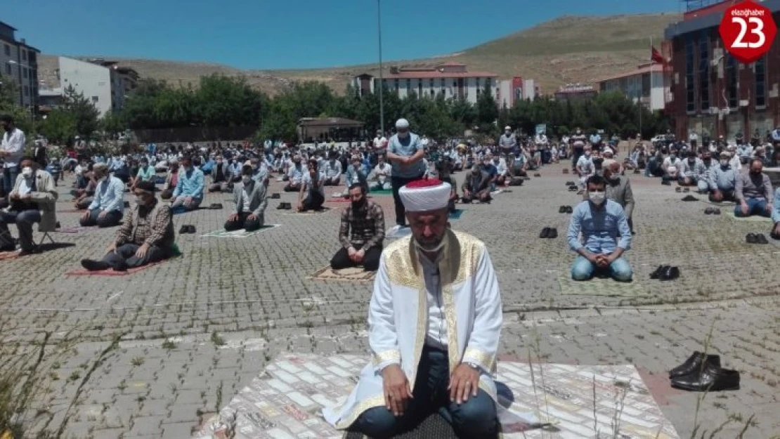 Kovancılar'da cuma namazı meydanda kılındı