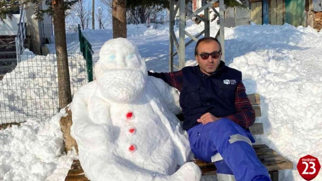 Köy muhtarı sanatını konuşturdu 'kardan dede' yaptı