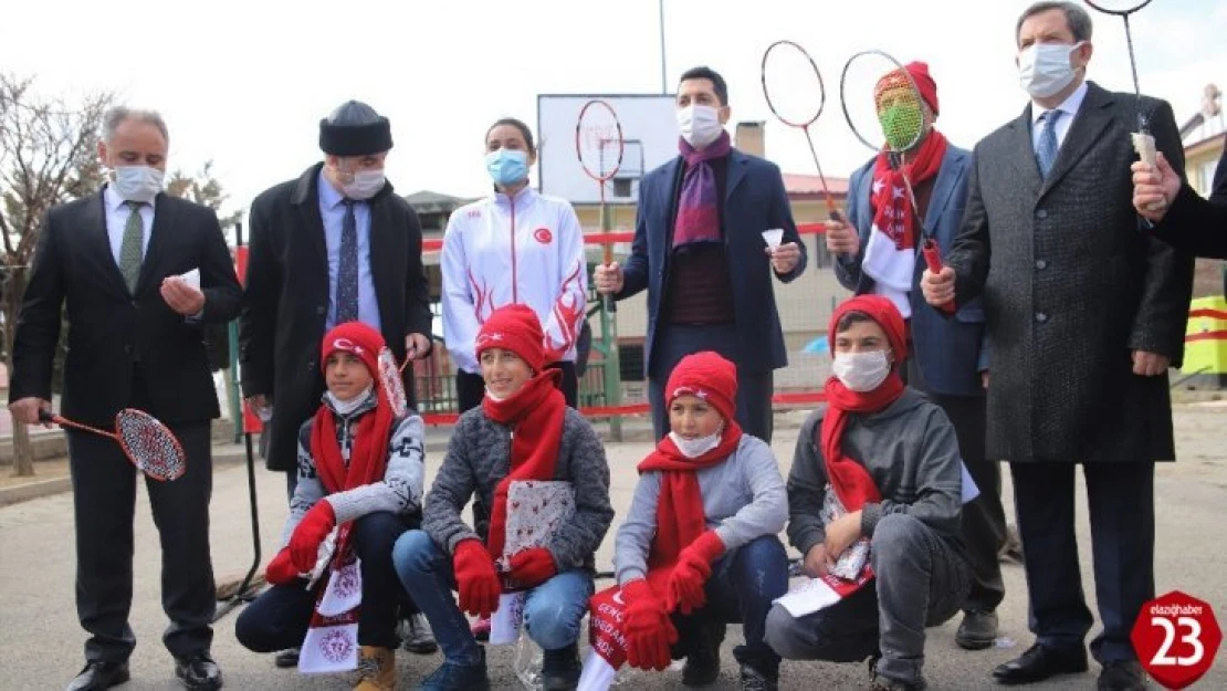 Köy okulu öğrencileri, milli sporcu eşliğinde badminton ile tanıştı