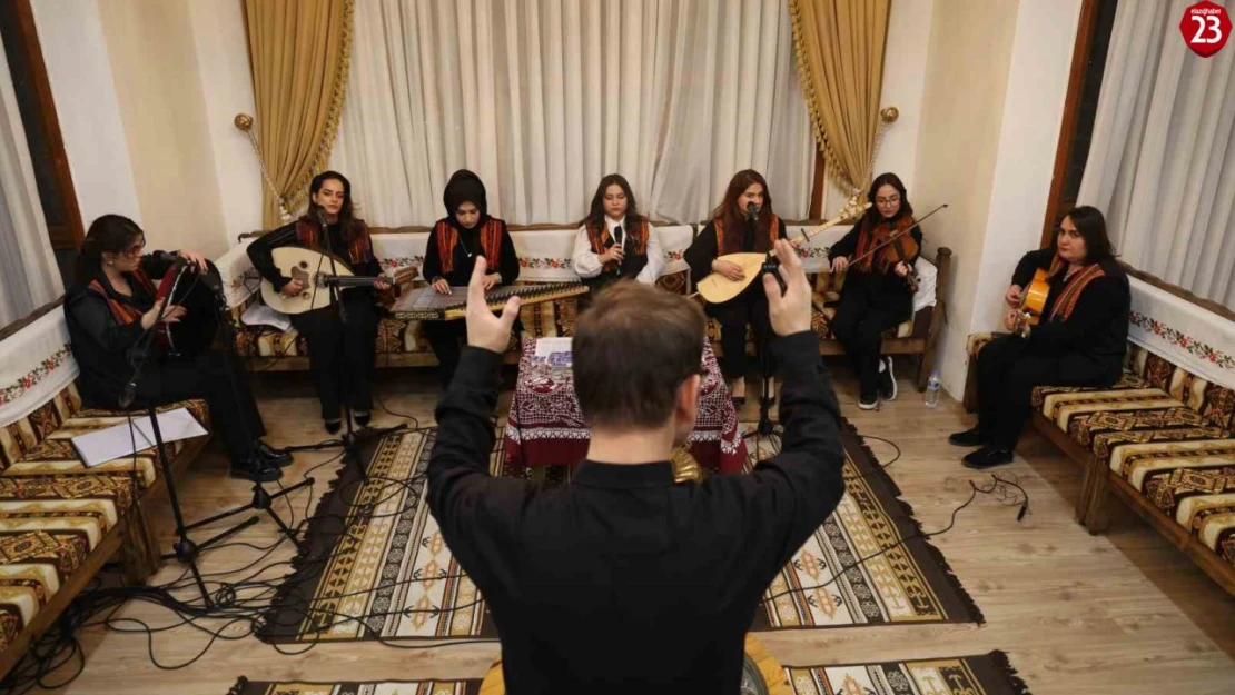 Elazığ'da Bir İlk: Kadınlar Kürsübaşı Geleneğini Yeniden Canlandırıyor, Türkülere Kadın Eli Değdi!