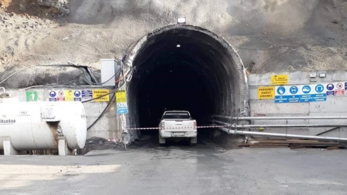 Alacakaya'da Maden Ocağında Traktör Devrildi 1 Ölü, 1 Yaralı