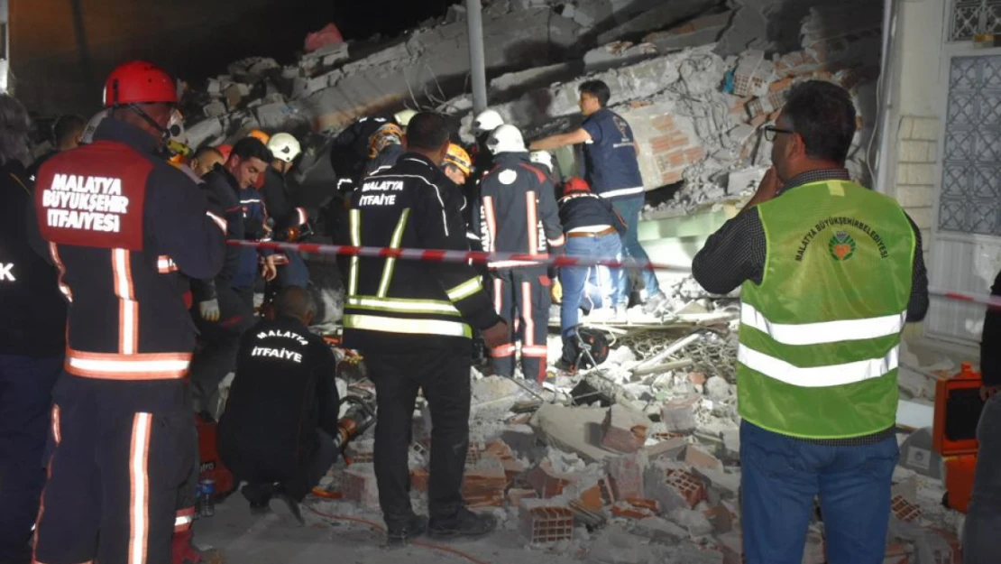 Malatya'da Ağır Hasarlı 3 Katlı Bina Çöktü, 1 Kişi En Kaz Altında Kaldı