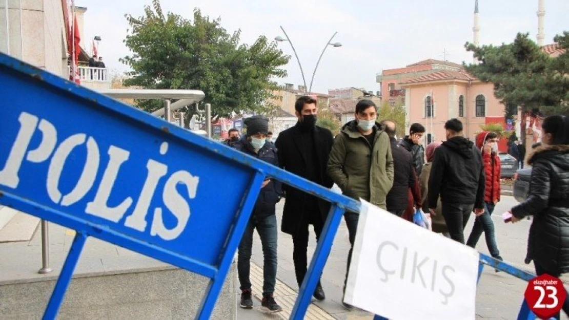 Maske kullanımı yüzde 100, sosyal mesafe yetersiz