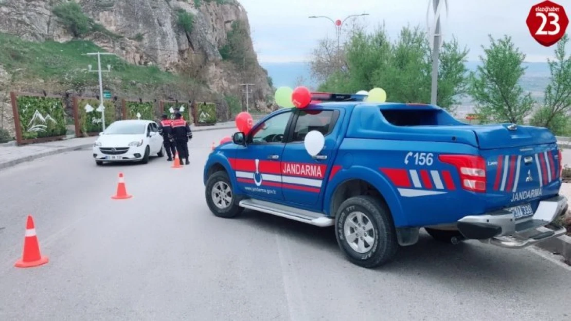 Mehmetçik, araçlarını süsledi çocukları sevindirdi