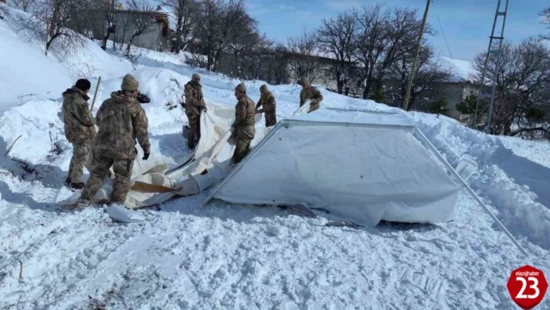 Mehmetçik deprem bölgesinde çalışmalarını sürdürüyor