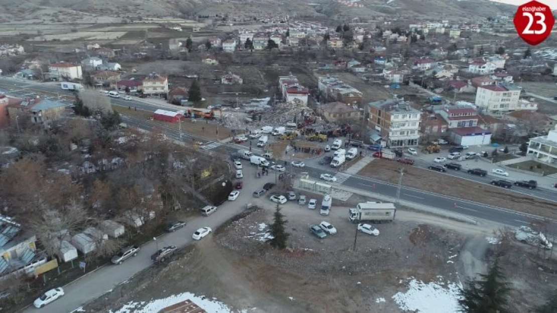 Mehmetçik Sivrice'de vatandaşların çadırını kurdu