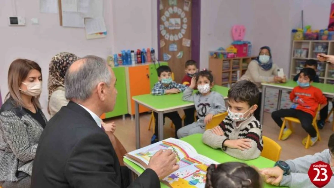 Milli Eğitim Müdürü Gürtürk, öğrencilere masal okudu