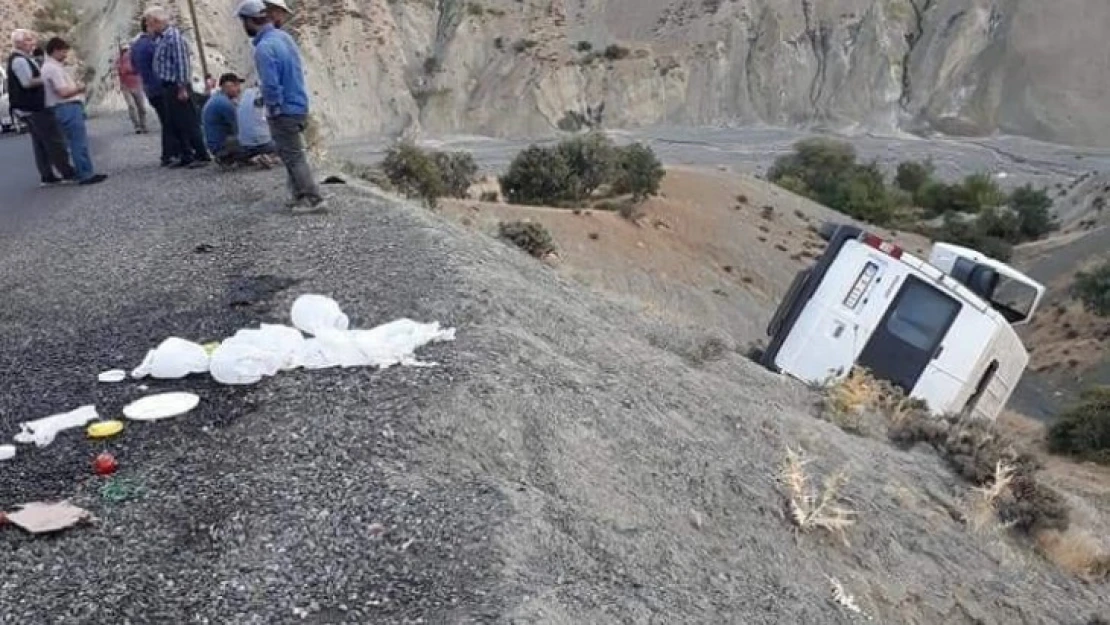 Palu'da Minibüs Şarampole Yuvarlandı, 10 Yaralı