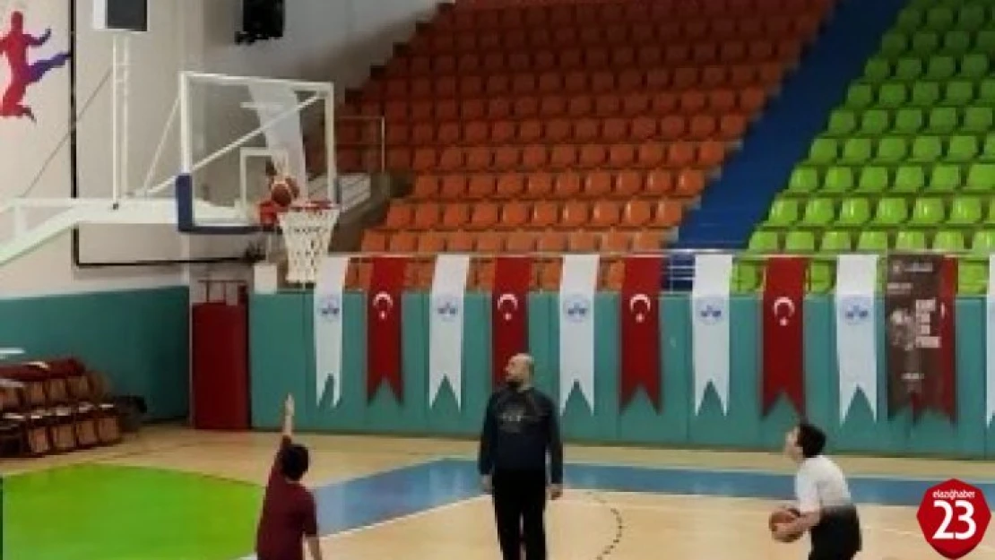 Minik basketbolcunun attığı top, potada 'asılı' kaldı