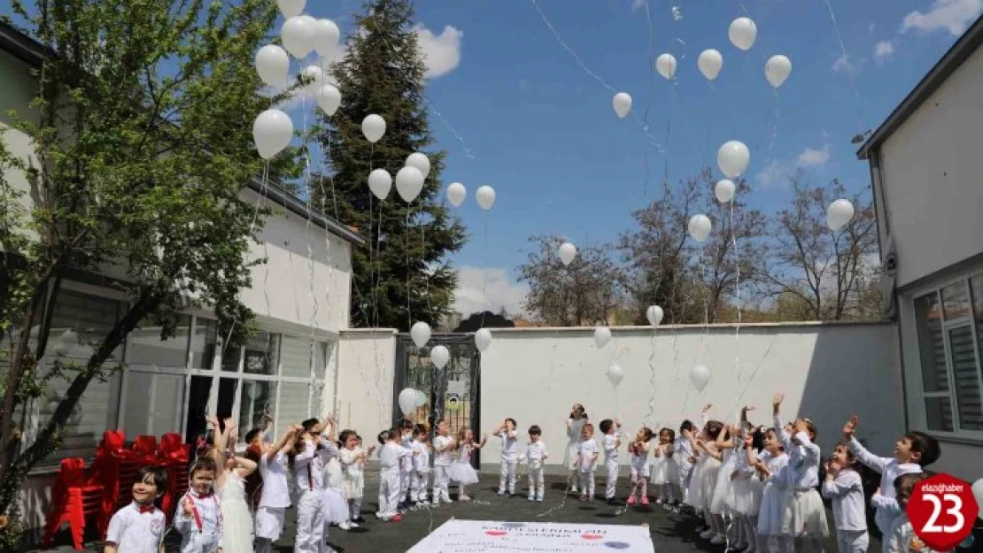 Minik öğrenciler depremde hayatını kaybedenler için gökyüzüne balon bıraktı