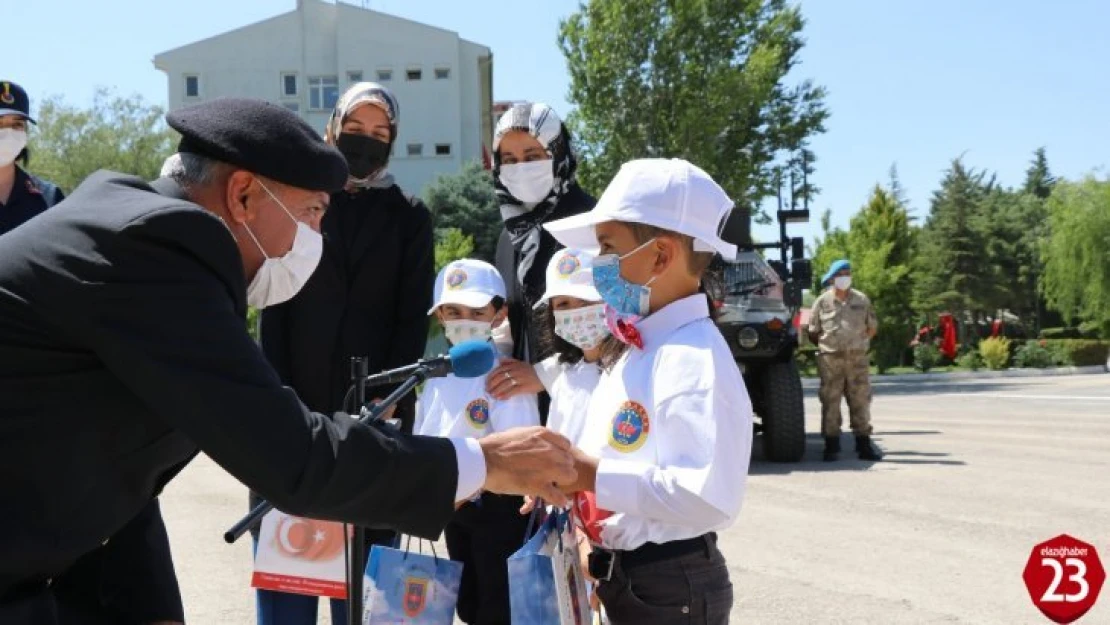 Elazığ'da Minik Öğrencilerden Jandarmaya Anlamlı Ziyaret