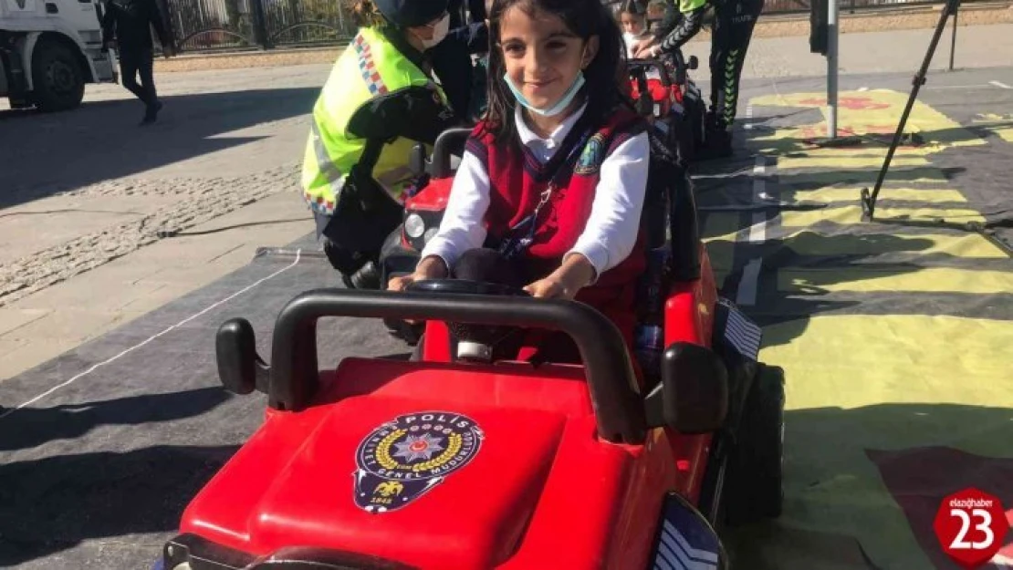 Mobil Trafik Eğitim Tırı Elazığ'da öğrencilerle buluştu