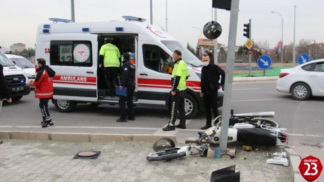 Motosiklet önce kaldırıma sonra direğe çarptı: 2 yaralı