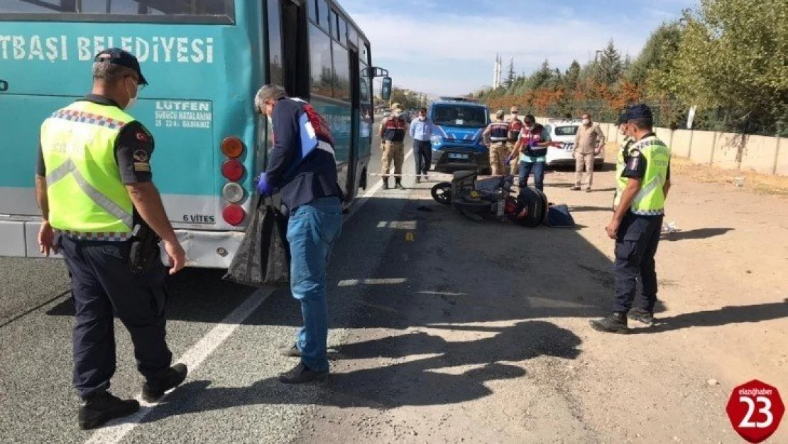 Motosiklet, otobüse çarptı: 1 ağır yaralı