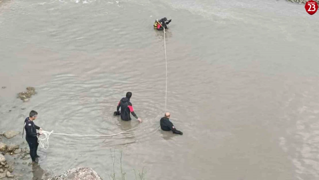 Palu Murat Nehri'nde kaybolan çocuğun cansız bedeni bulundu