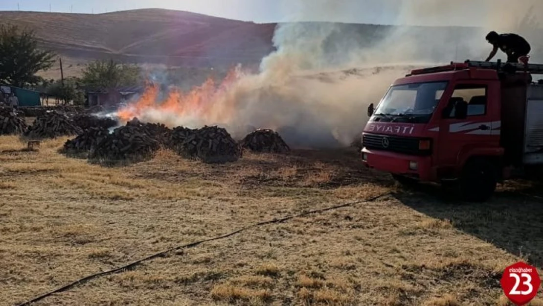 Elazığ'da Odun Ambarında Çıkan Yangın Söndürüldü