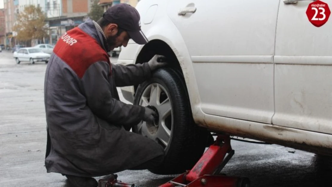 Oto lastikçilerde kış lastiği mesaisi sürüyor