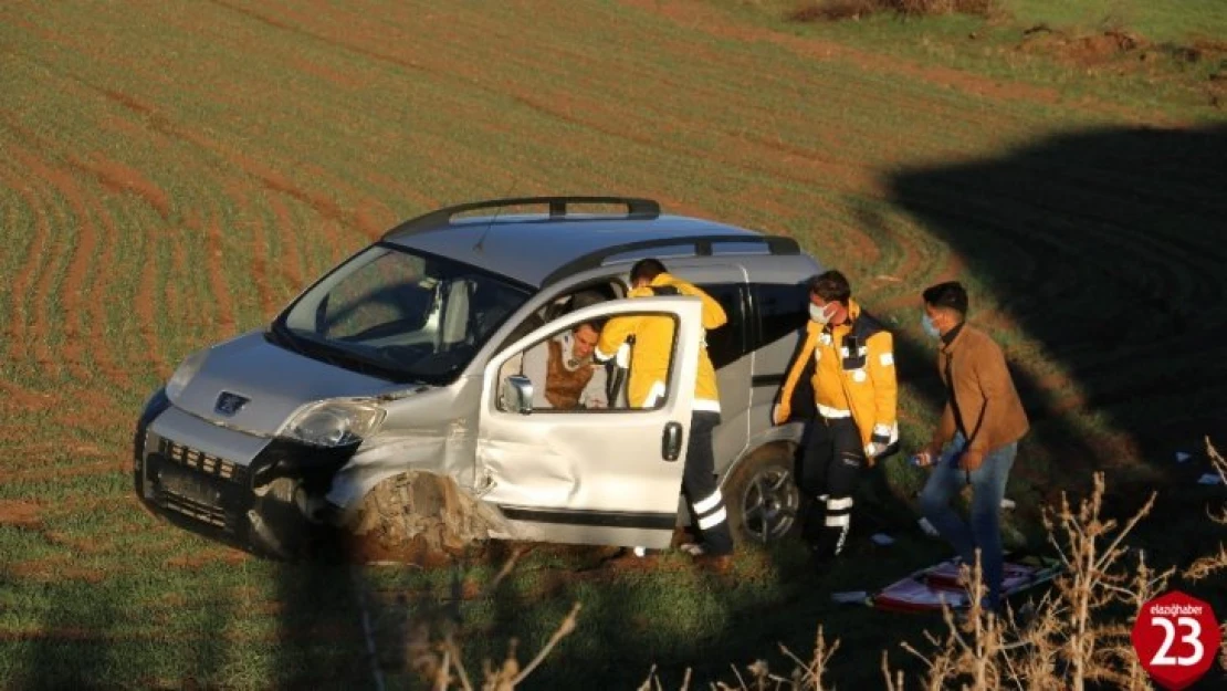 Otobüsle çarpışan hafif ticari araç tarlaya uçtu: 1 yaralı