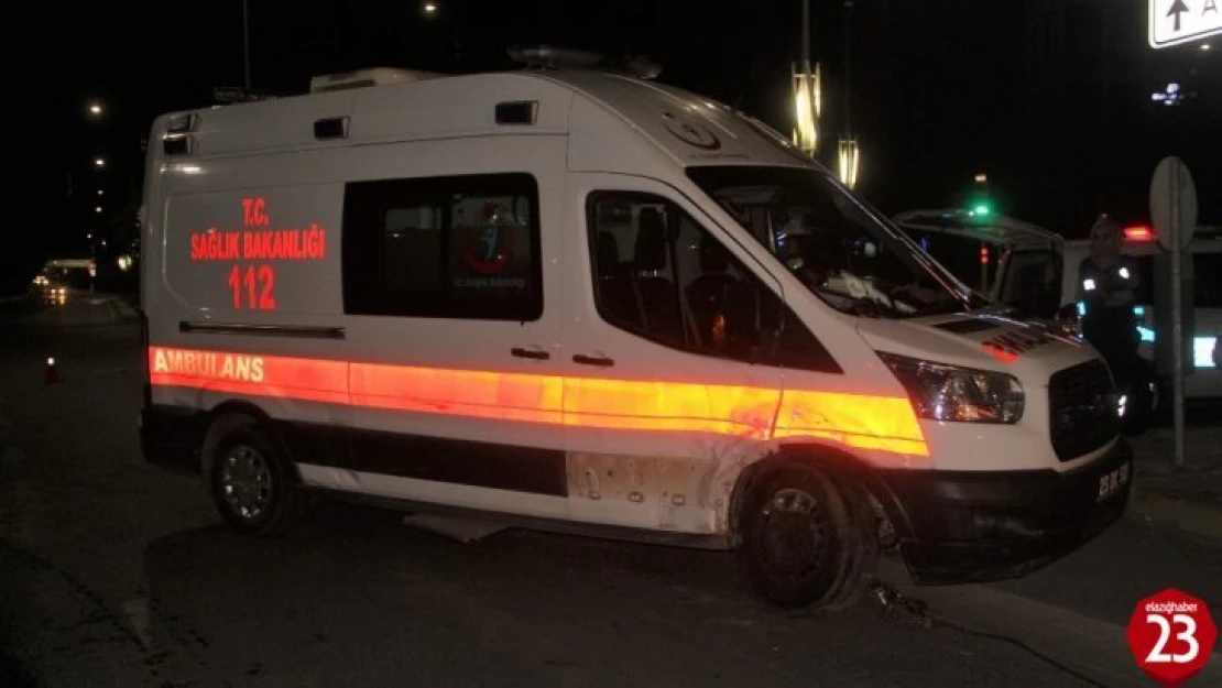 Otomobil Ambulansa Çarptı, 2 Yaralı