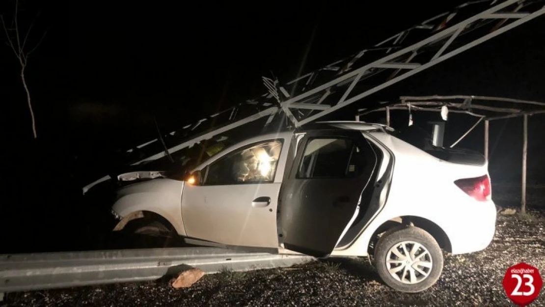 Otomobil direğe çarptı,sürücü yaralı kurtuldu