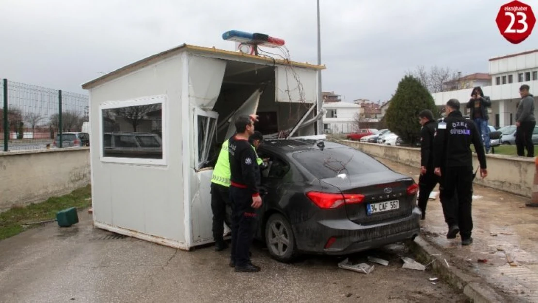 Otomobil güvenlik kulübesine girdi: 5 yaralı