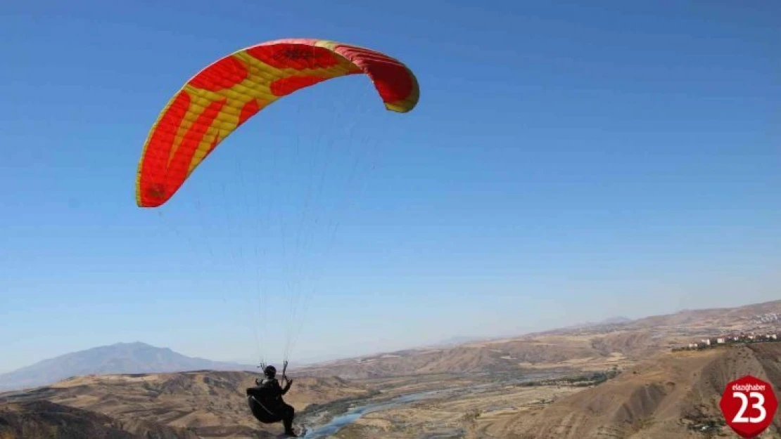 Palu semaları, yamaç paraşütçülerine ev sahipliği yaptı