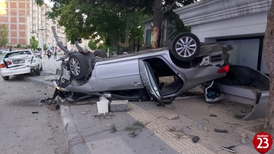 Elazığ Valiliği Önünde Feci Kaza, 3 Kişi Yaralandı