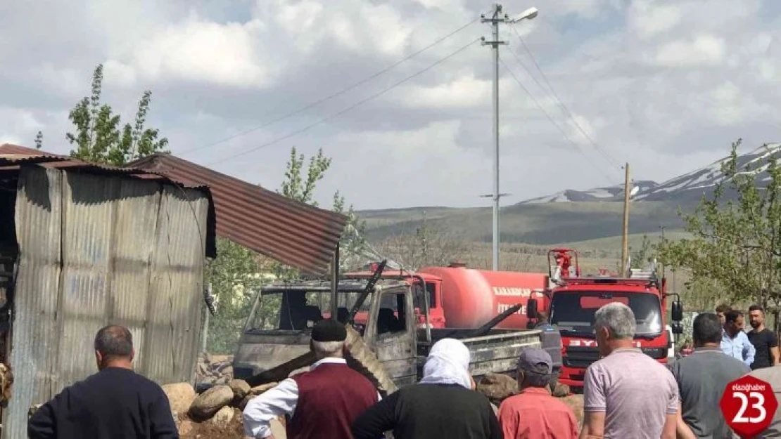 Karakoçan'da Park Halindeki Kamyonet Alev Aldı