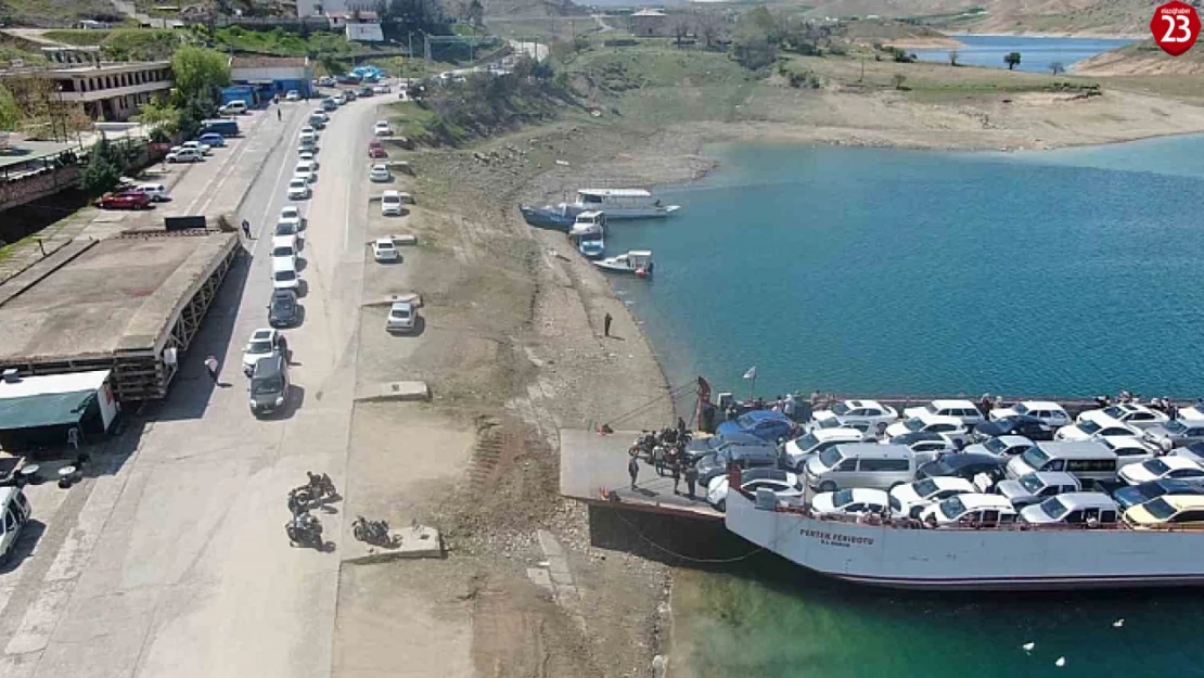 Pertek-Elazığ Feribot Hattında Yaz Yoğunluğu: Araç Kuyrukları Uzadı