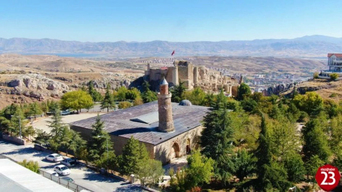 Harput'ta Pisa Kulesinden Daha Eğik Olan Tarihi Eğri Minare İlk Günkü İhtişamını Koruyor