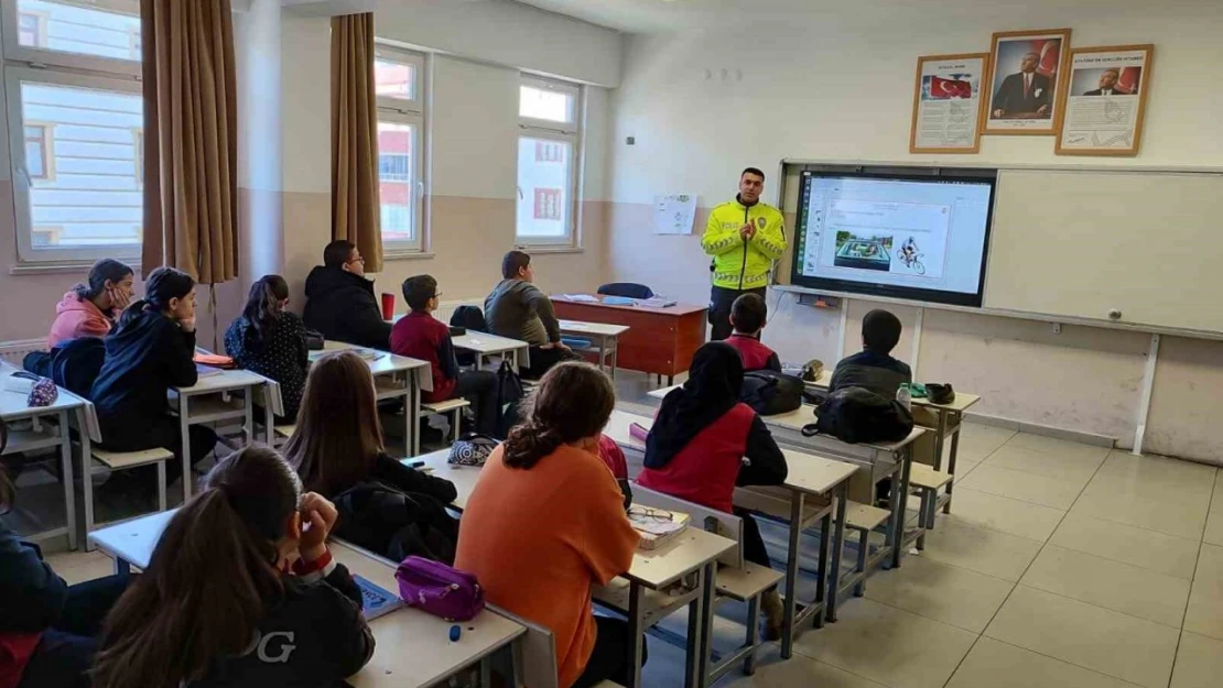 Polisten öğrencilere trafik eğitimi