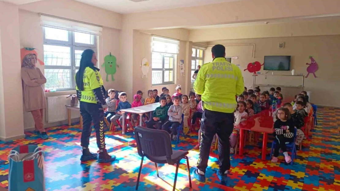 Polisten öğrencilere trafik güvenliği eğitimi