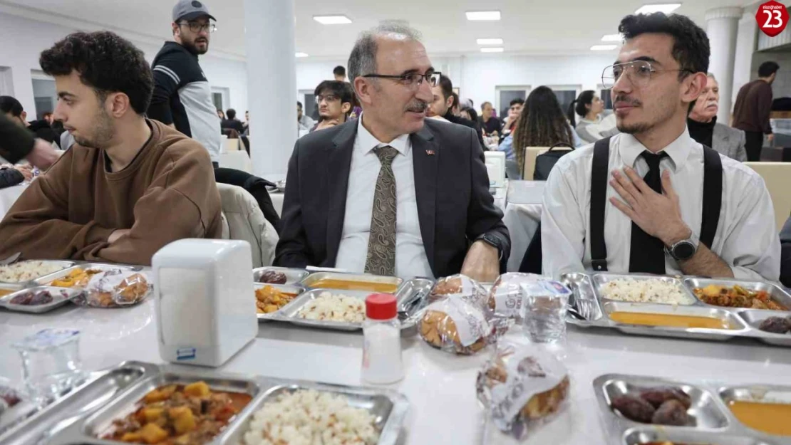 Fırat Üniversitesi Rektörü Prof. Dr. Fahrettin Göktaş, Öğrencilerle İftar Açtı!