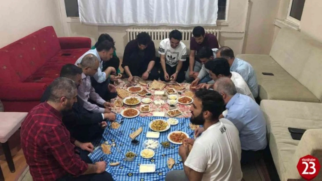 Fırat Üniversitesi Rektörü Prof. Dr. Göktaş, Öğrenci Evinde Sahur Yaptı