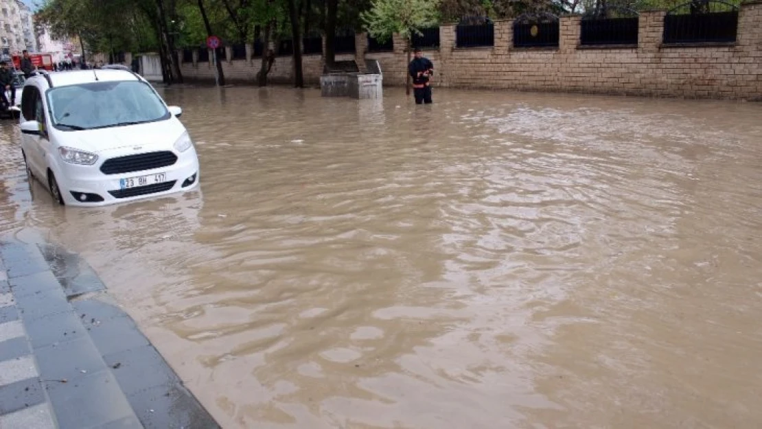 Sağanak Yarım Saatte Elazığ'da Caddeleri Göle Döndürdü