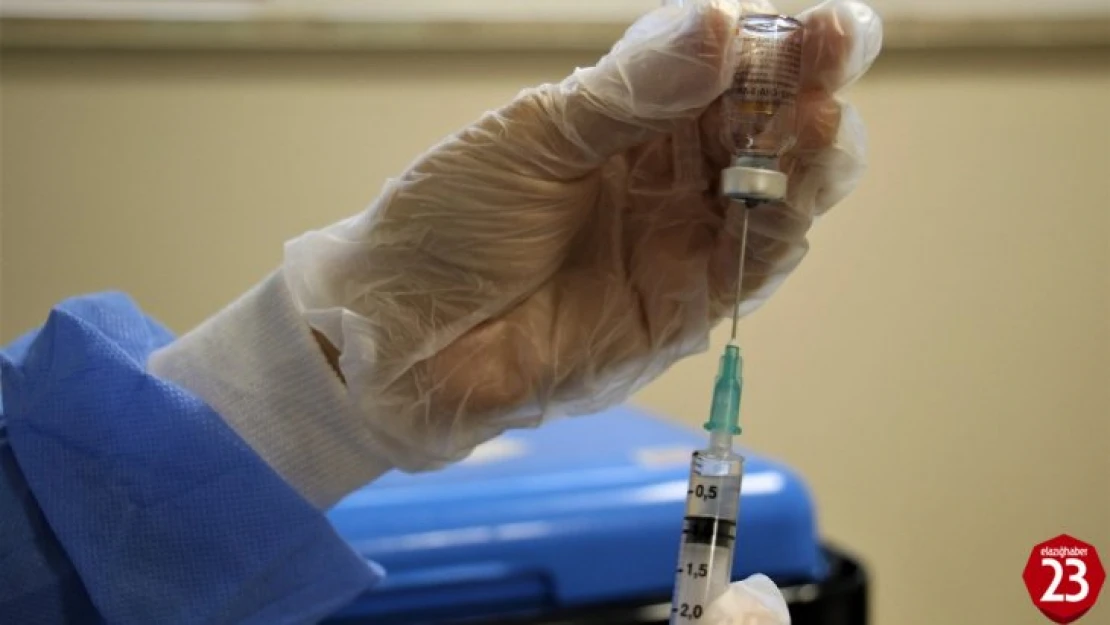 Sağlık çalışanlarına ikinci doz aşılama Elazığ'da başladı