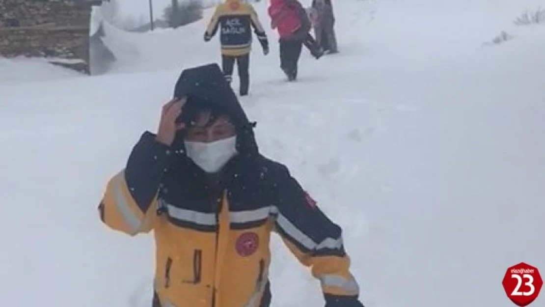 Sağlık personeli karda mahsur kalan hasta çocuğu kucağında böyle taşıdı