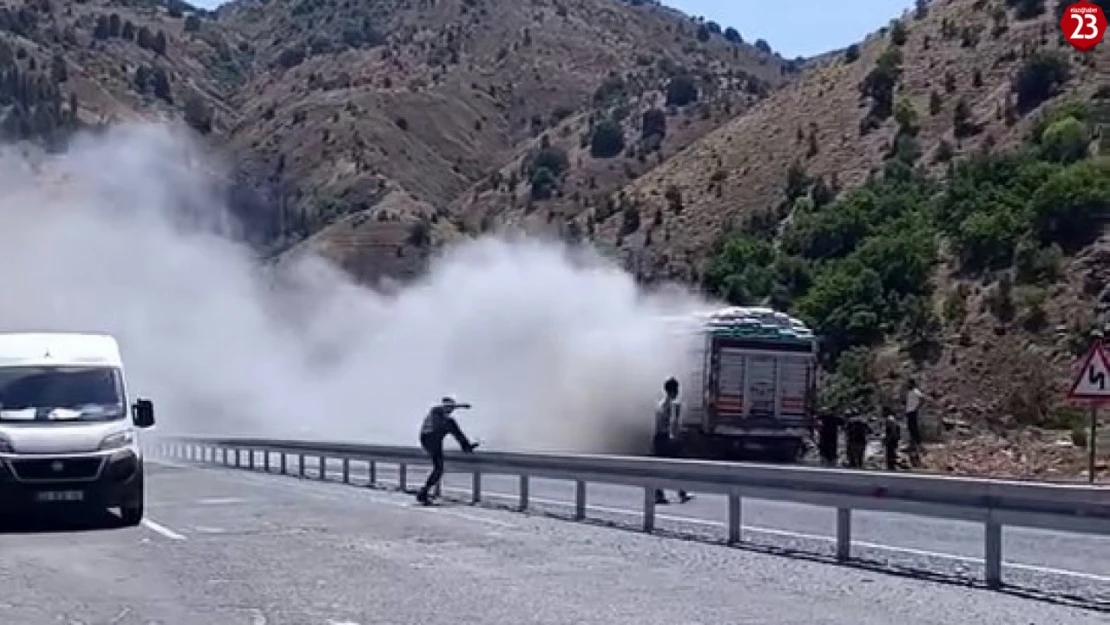 Seyir halindeki kamyondan yükselen dumanlar paniğe neden oldu