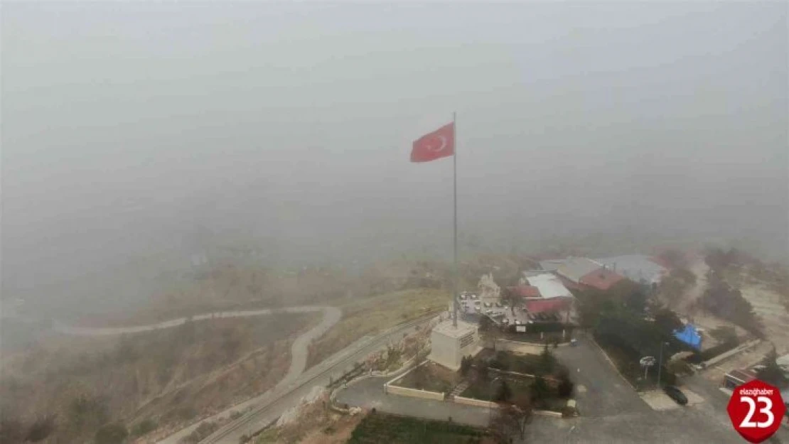 Sıcaklıkların düştüğü Elazığ'ı sis teslim aldı