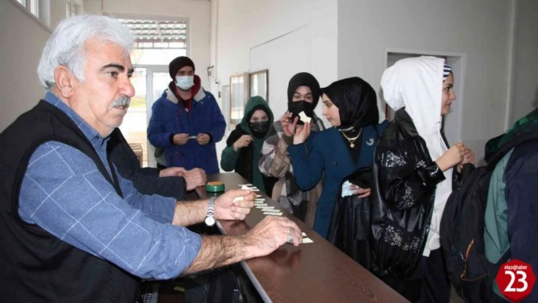 Sigarayı Bıraktı Topladığı Parayla Bin Öğrenciye Yemek Fişi Dağıttı