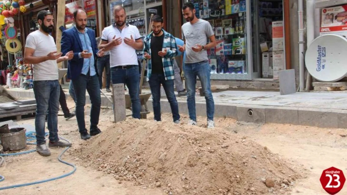 Sokak ortasındaki mezarı görenler durup dua okudu, gerçek ise bambaşka çıktı