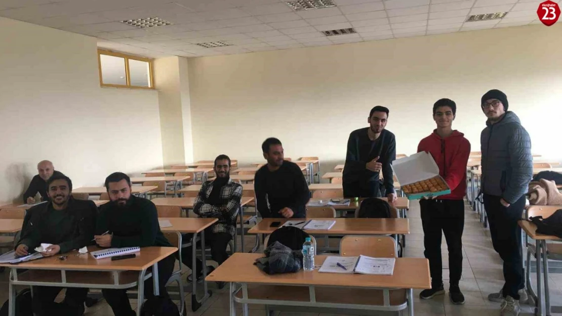 Fırat Üniversitesi'nde Suriye Zaferi Kutlaması: Suriyeli Öğrenci Arkadaşlarına Tatlı Dağıttı