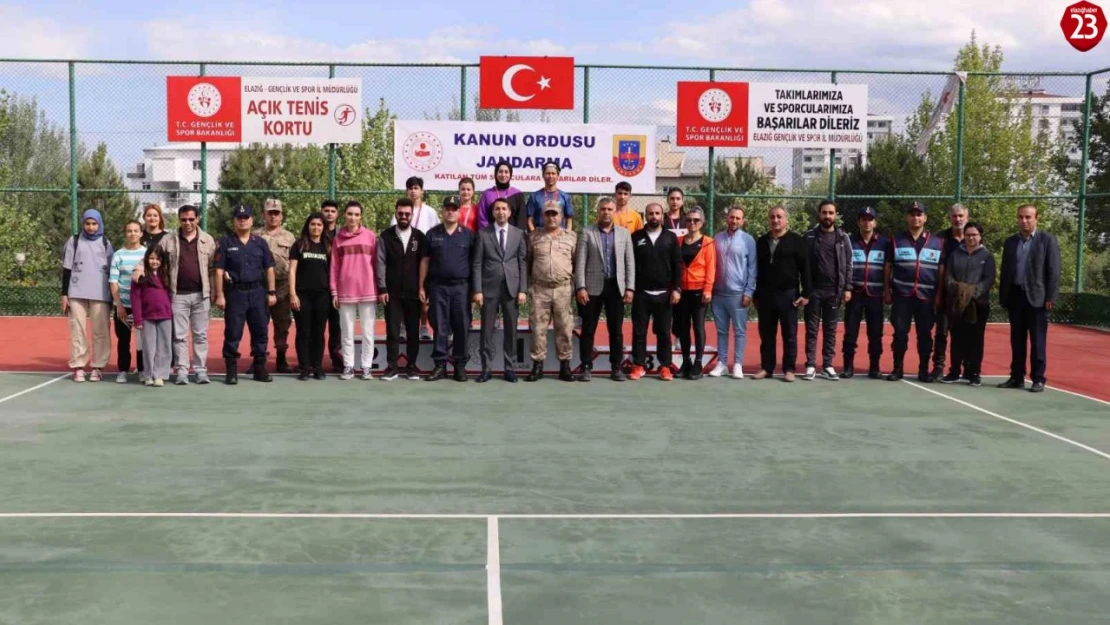 Tenis turnuvasında derece girenlere ödülleri verildi