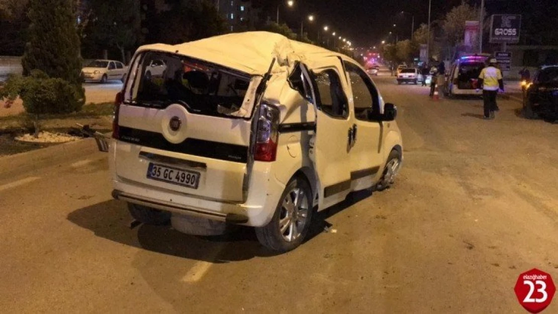 Ticari araç karşı şeride geçti otomobile çarptı: 4 yaralı