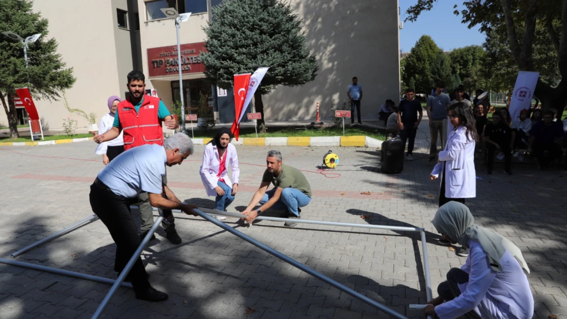 Tıp Fakültesi Öğrencilerine Afetlerde Çadır Kurma Eğitimi Verildi