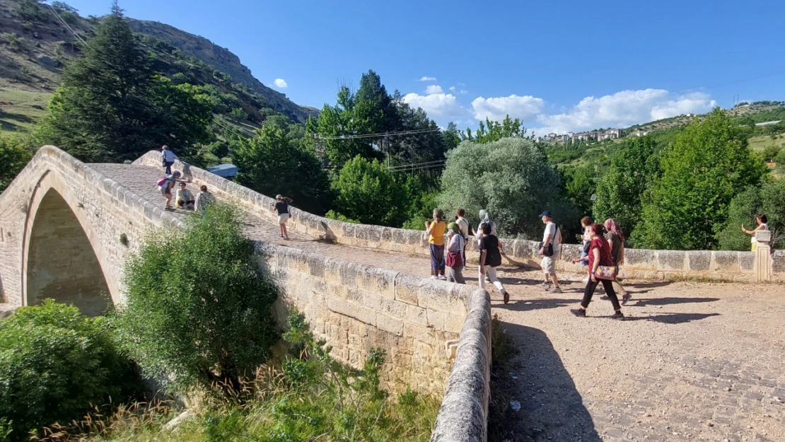 Tunceli'nin Çemişgezek İlçesi Tarihi Mekanlarıyla Gezi Gruplarını Ağırlıyor