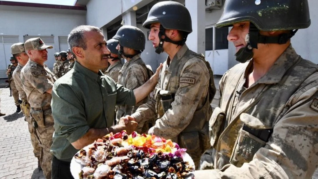 Tunceli'de Mehmetçiğe Duygulandıran Bayram Sürprizi