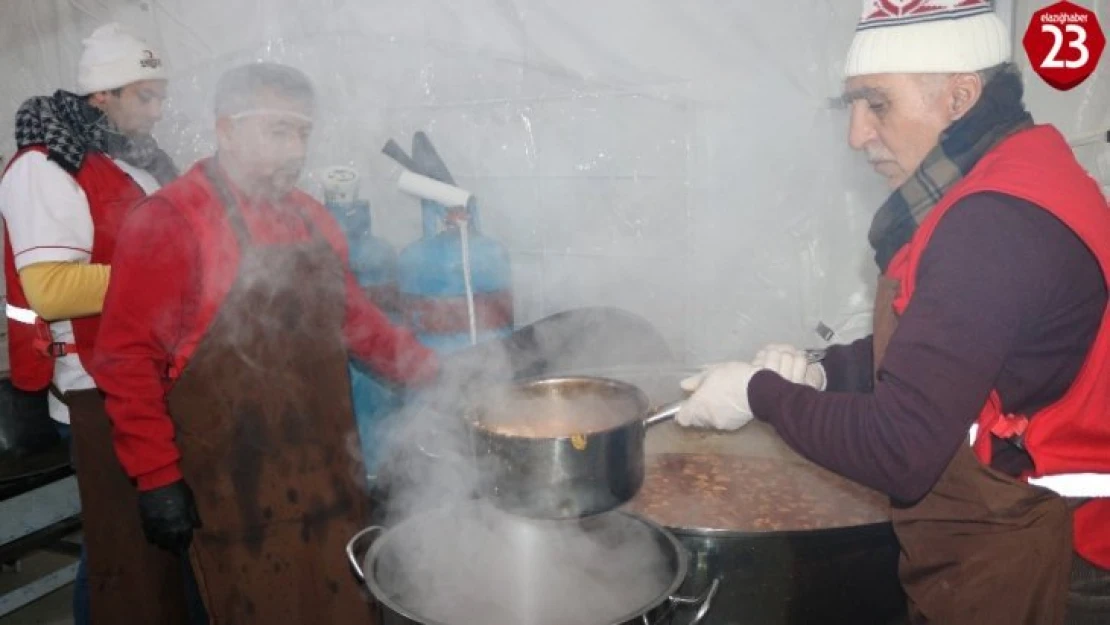 Türk Kızılayı, 68 noktada depremzedelere dağıtım yapıyor