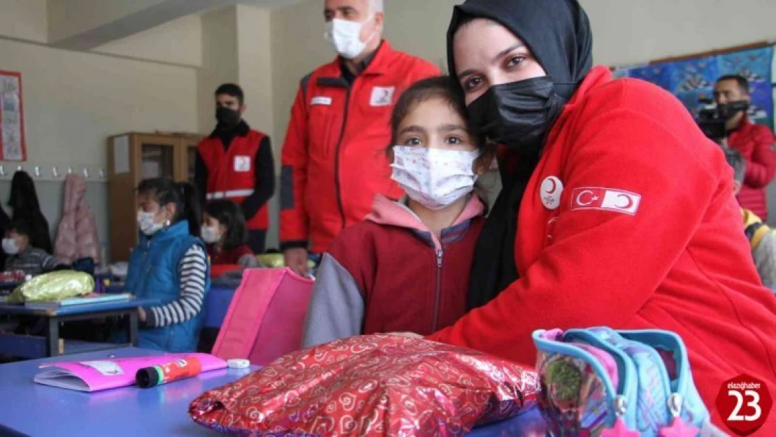 Türk Kızılayı'ndan 10 bin öğrenciye atkı bere takımı